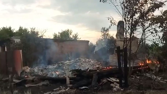 У прикордонному селі на Чернігівщині згоріли декілька домогосподарств – влучили ворожі снаряди