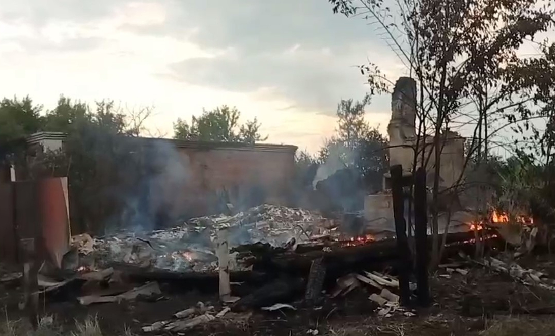 У прикордонному селі на Чернігівщині згоріли декілька домогосподарств – влучили ворожі снаряди