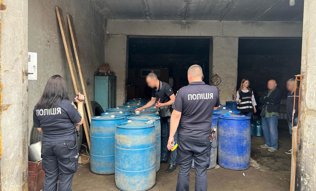 У Чернігові ліквідували підпільний цех – поліція вилучила понад 11 тонн етилового спирту