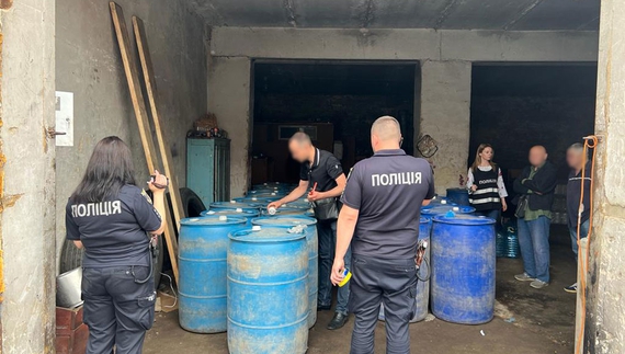 У Чернігові ліквідували підпільний цех – поліція вилучила понад 11 тонн етилового спирту