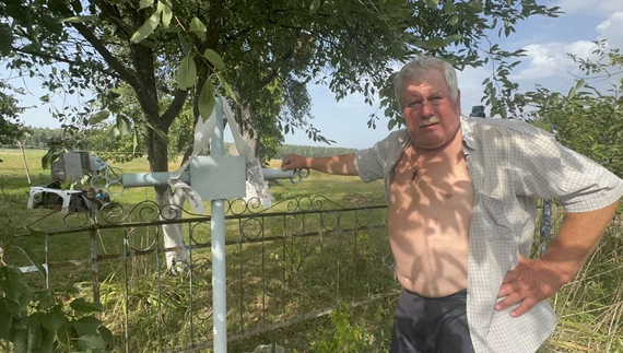 Сергій Сукач у дворі біля поховання. Чернігівщина
