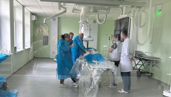Врятували після інсульту: у Ніжині провели першу операцію на ангіографі