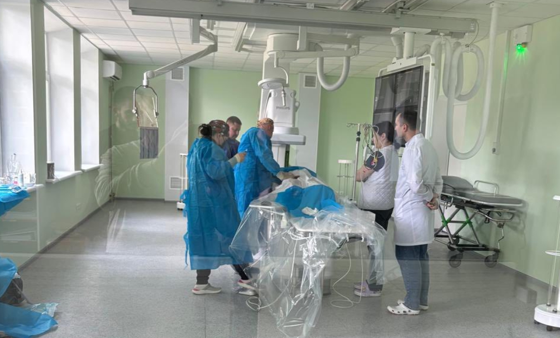 Врятували після інсульту: у Ніжині провели першу операцію на ангіографі