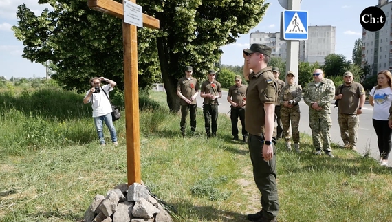 У Чернігові встановили памʼятний хрест на місці загибелі оборонців біля "Епіцентру"