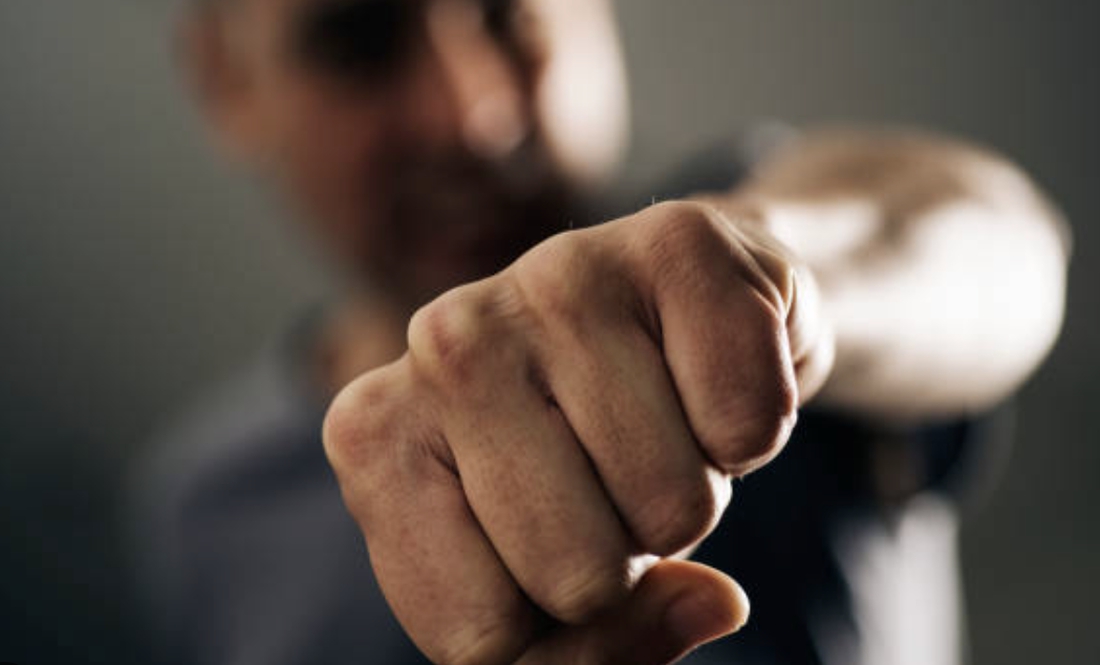 Ударив дружину і тестя: отримав 160 годин громадських робіт