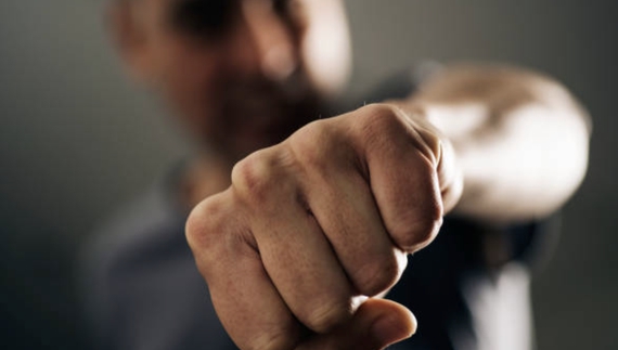 Ударив дружину і тестя: отримав 160 годин громадських робіт