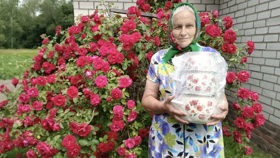 Ганна Янок з призом, село Пуста Гребля, Коропська громада