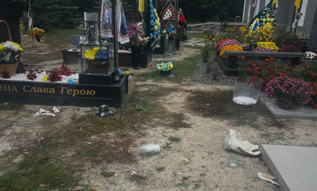 На Чернігівщині вандали понівечили могили захисників та розтрощили капличку