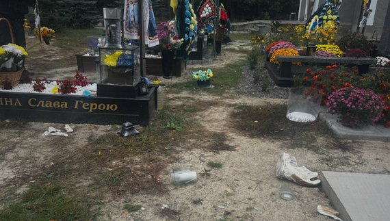 На Чернігівщині вандали понівечили могили захисників та розтрощили капличку