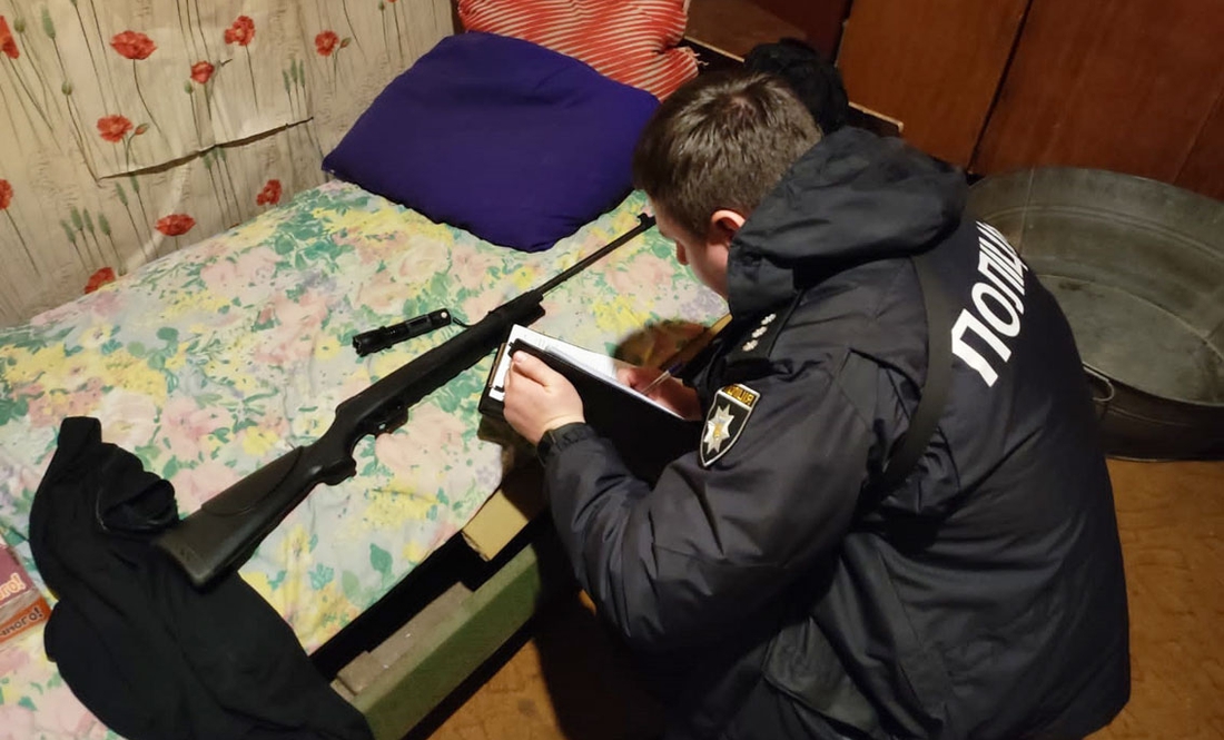 На Чернігівщині батько випадково вистрілив у доньку із гвинтівки – поліція встановлює обставини
