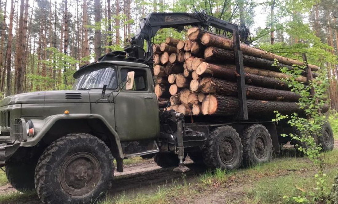 На Чернігівщині лісовоз насмерть задавив людину