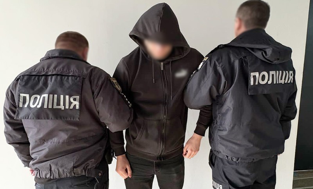 У Чернігові на зупинці пограбували жінку