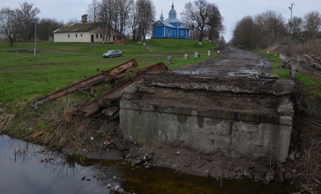 Брат селищного голови дав півмільйона на міст у Дмитрівській громаді