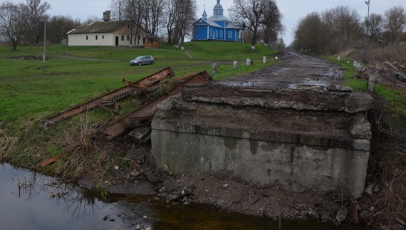 Брат селищного голови дав півмільйона на міст у Дмитрівській громаді