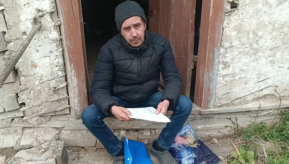 Юрій Саленик на ганку свого будинку