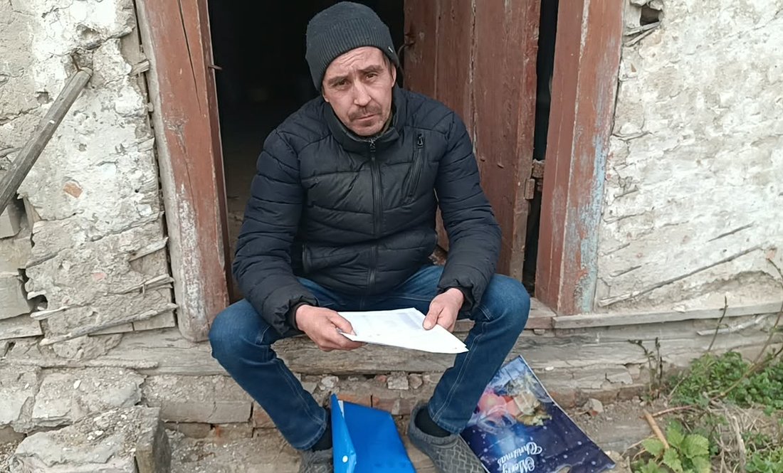 Юрій Саленик на ганку свого будинку