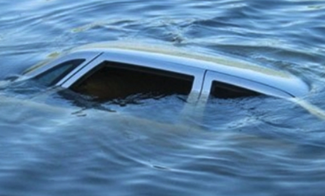 Водій живий, машину дістали з озера