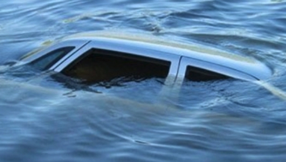 Водій живий, машину дістали з озера
