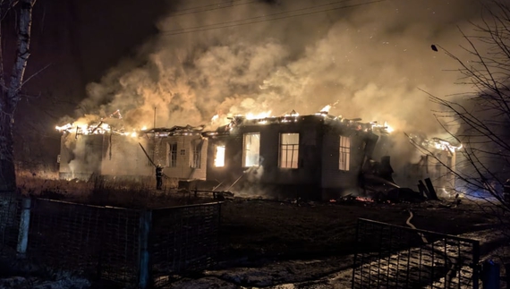 Росіяни обстріляли будівлю у прикордонній громаді: вигоріло все