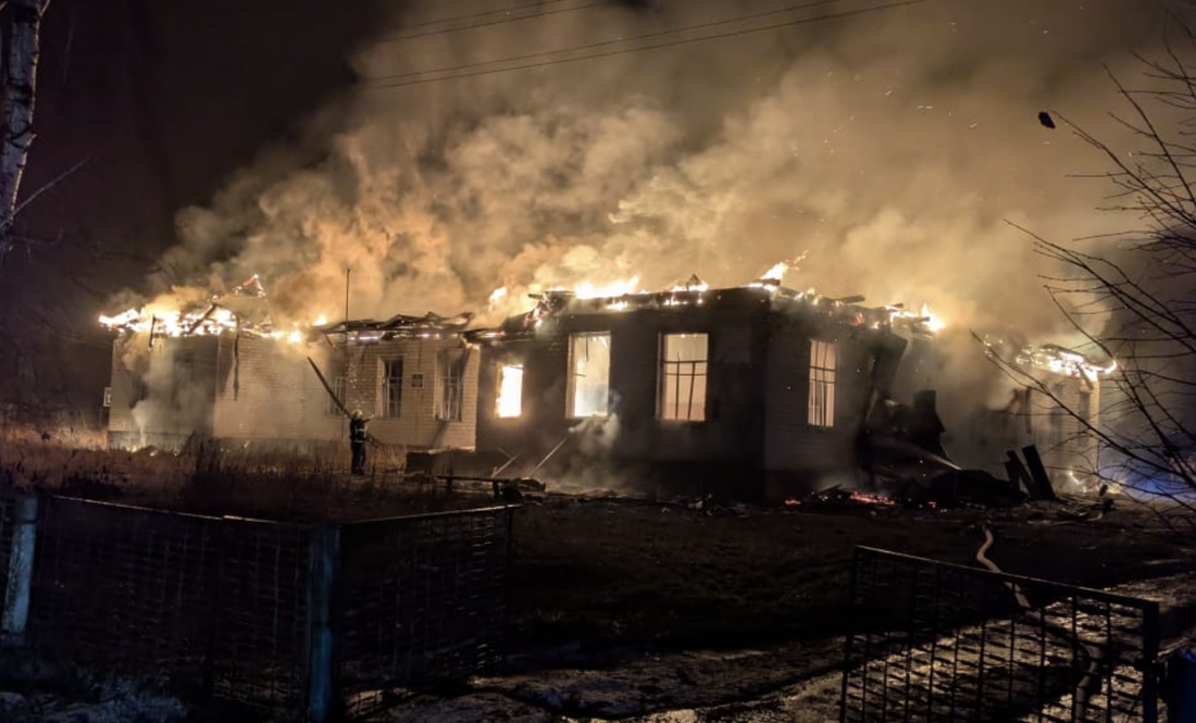 Росіяни обстріляли будівлю у прикордонній громаді: вигоріло все