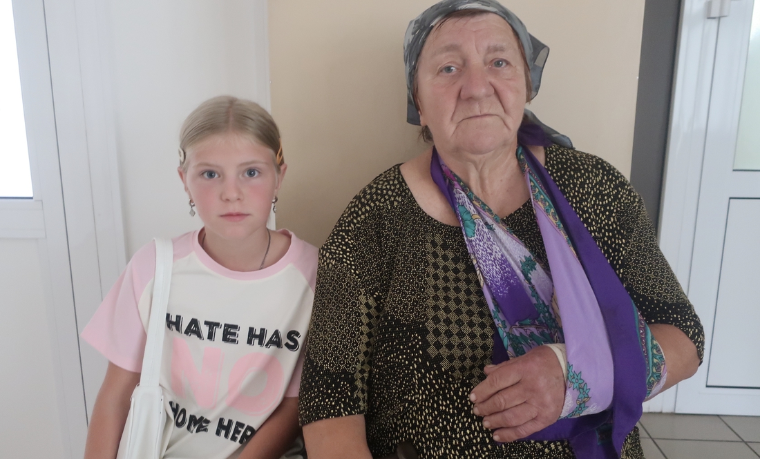 Віра з бабусею-опікункою Євдокією Бардаченко. Чернігівщина