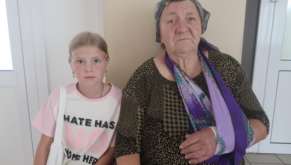 Віра з бабусею-опікункою Євдокією Бардаченко. Чернігівщина