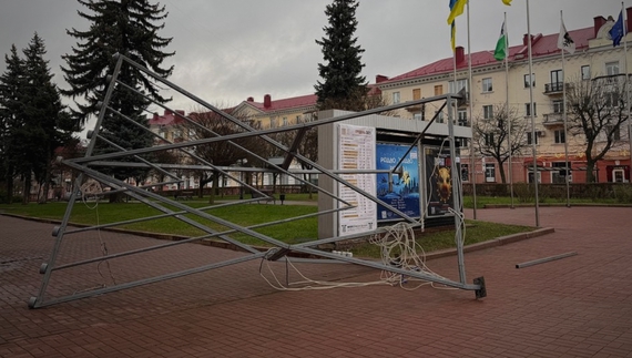 У Чернігові вандали повалили підсвічник Ханукії
