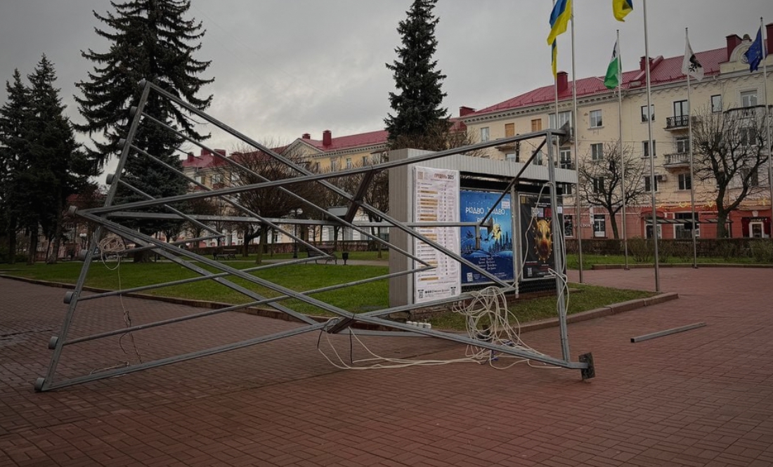 У Чернігові вандали повалили підсвічник Ханукії