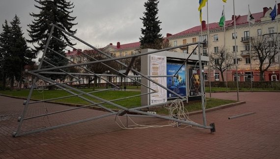 У Чернігові вандали повалили підсвічник Ханукії