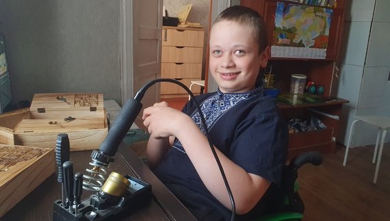 Андрій Бобров з випалювачем по дереву