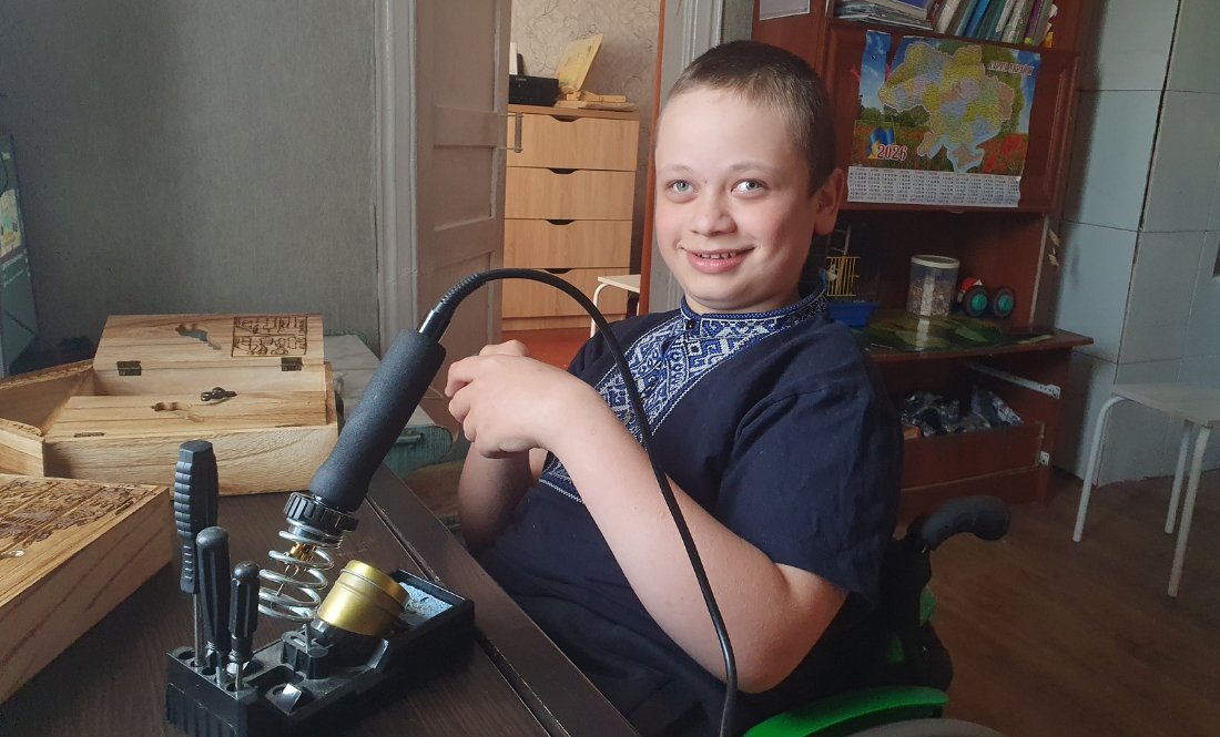 Андрій Бобров з випалювачем по дереву