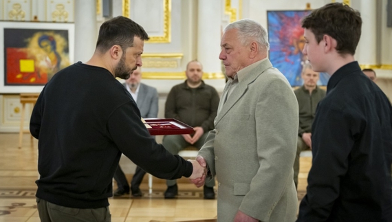 Президент України вручає нагороду родині полеглого Героя