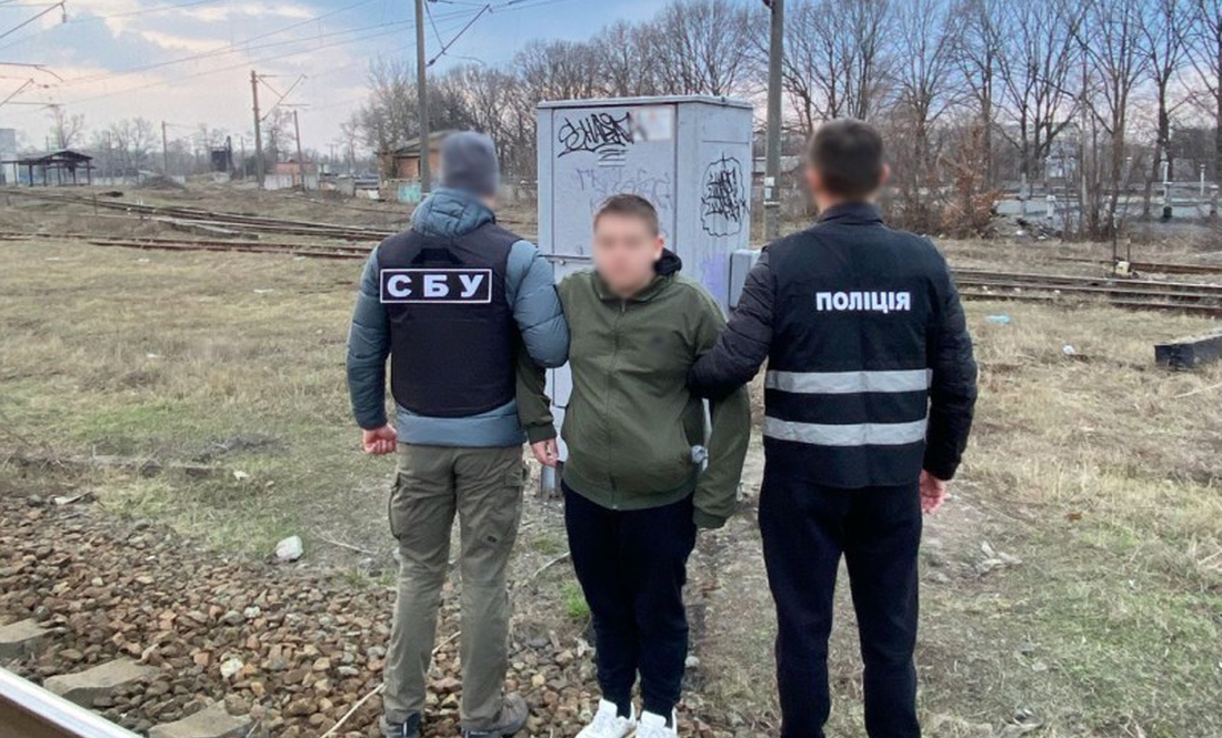 За 8 тисяч гривень: затримано підлітка за спробу підпалу об'єкту залізниці в Чернігові