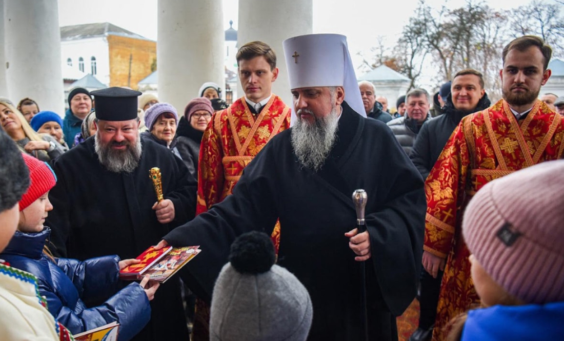 Митрополит Епіфаній помолився в Ніжинському храмі та відвідав волонтерів