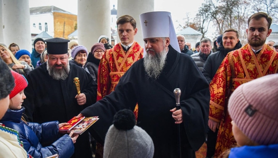 Митрополит Епіфаній помолився в Ніжинському храмі та відвідав волонтерів