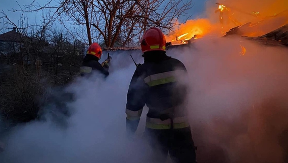 Пожежа у селищі на Чернігівщині: будинок згорів майже вщент