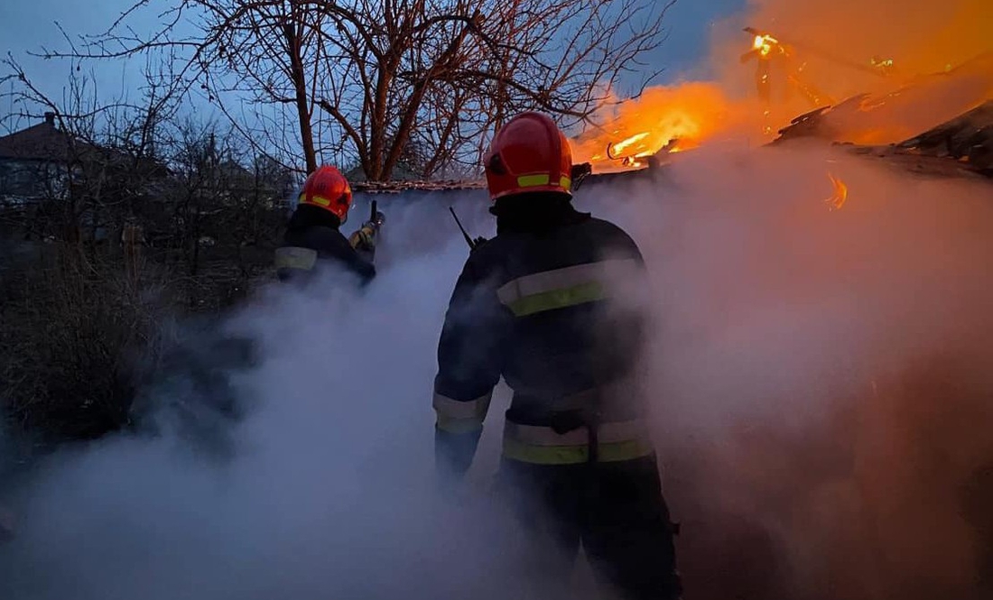 Пожежа у селищі на Чернігівщині: будинок згорів майже вщент