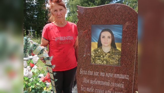 Олександра Скрипка на могилі Ангеліни Євдокімової