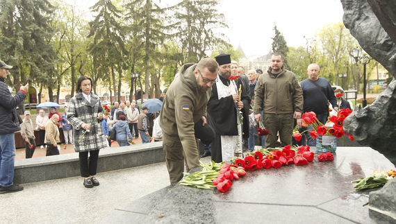 У Чернігові вшанували пам’ять героїв та жертв Чорнобиля