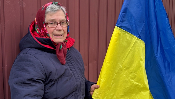 Людмила Бойко автобуси з полону зустрічає на лавочці біля двору