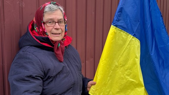 Людмила Бойко автобуси з полону зустрічає на лавочці біля двору