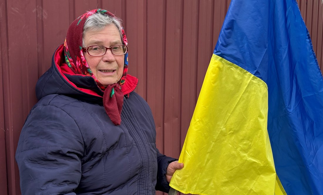 Людмила Бойко автобуси з полону зустрічає на лавочці біля двору