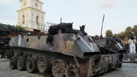 На Михайлівській площі виставили захоплену техніку, яка навесні в’їхала на північ України з Гомельщини