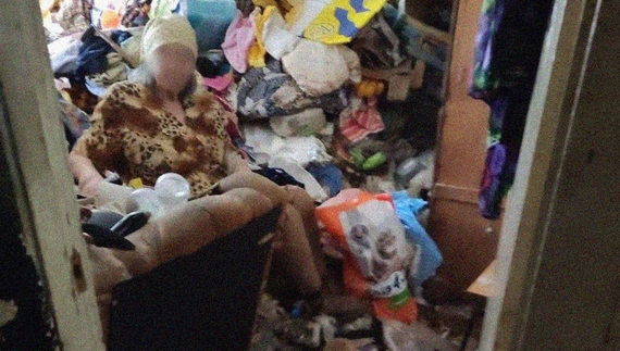 Зносила речі зі смітників: із квартири жінки вивезли три машини сміття