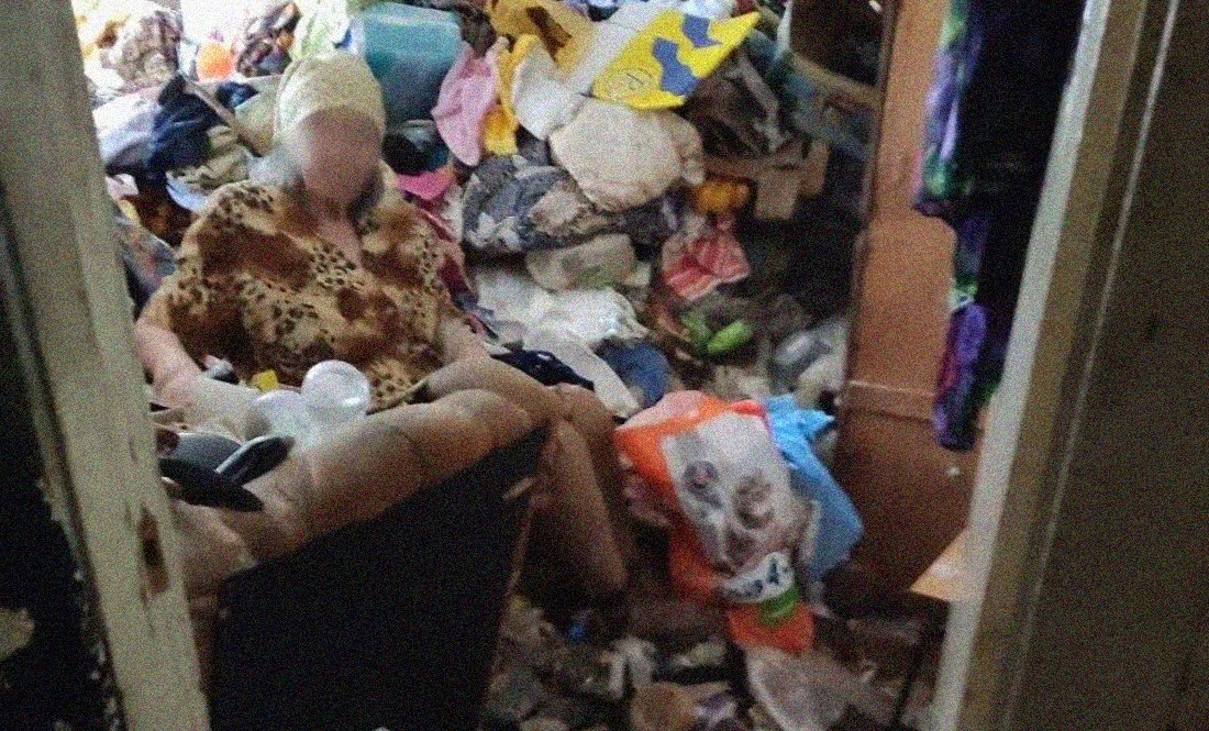 Зносила речі зі смітників: із квартири жінки вивезли три машини сміття