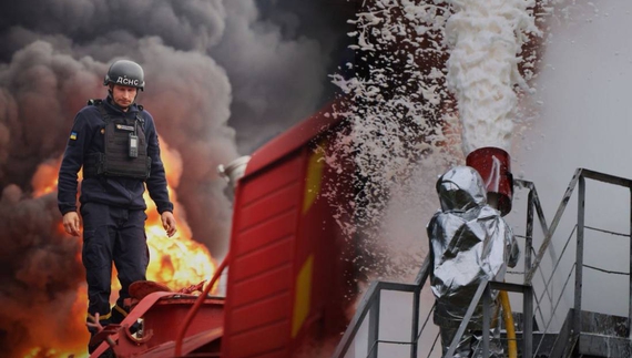 22 години рятувальники гасили пожежу в Прилуках