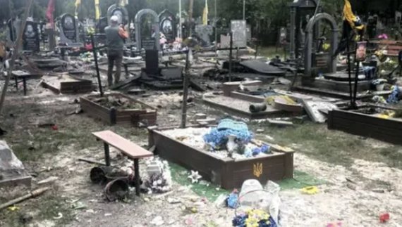 Рука врятувала голову: "шахед розірвався на кладовищі"