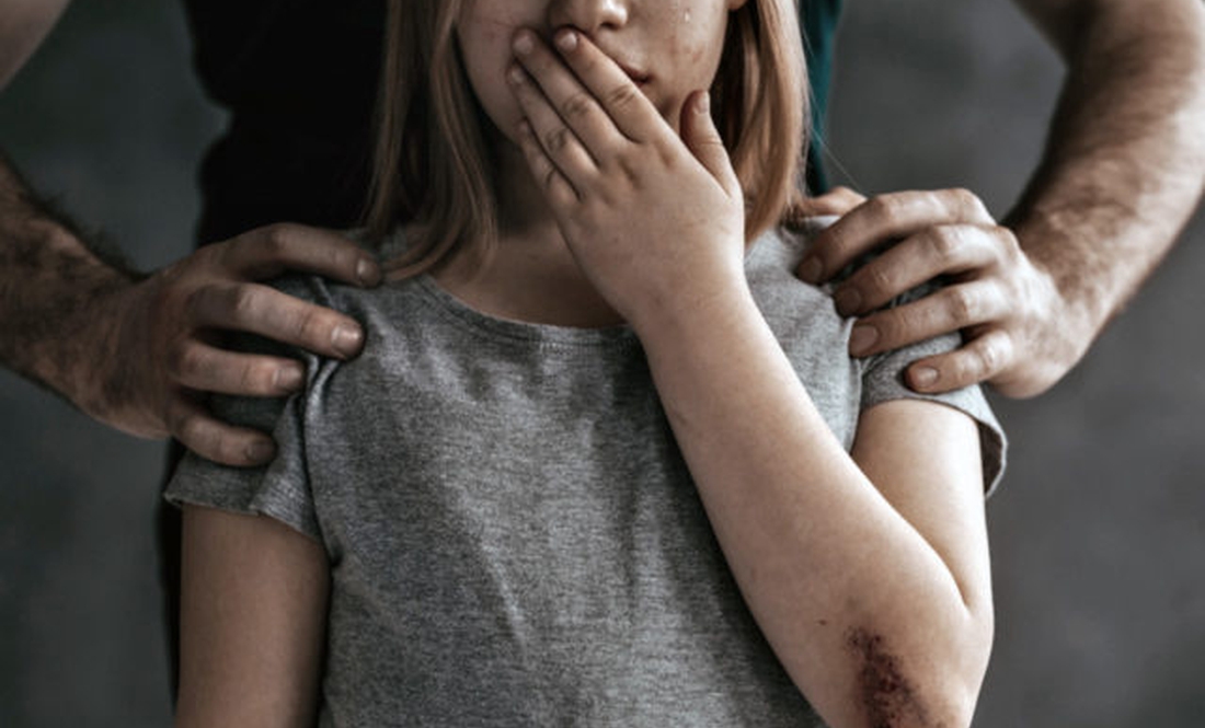 Систематично ґвалтував неповнолітню доньку співмешканки – жителя Ніжинщини засуджено до 10 років в’язниці
