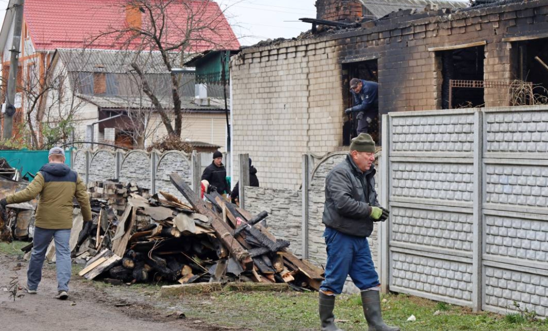 Допомагають небайдужі містяни: як відновлюється Чернігів після обстрілу