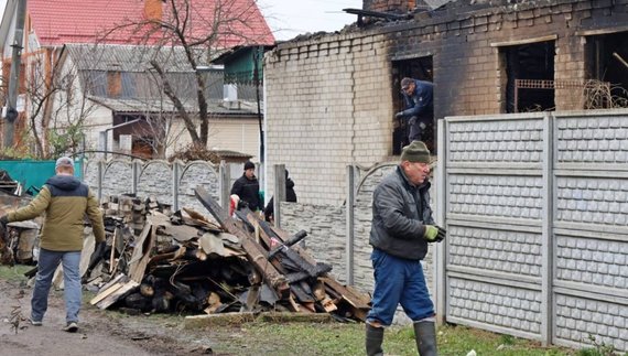 Допомагають небайдужі містяни: як відновлюється Чернігів після обстрілу